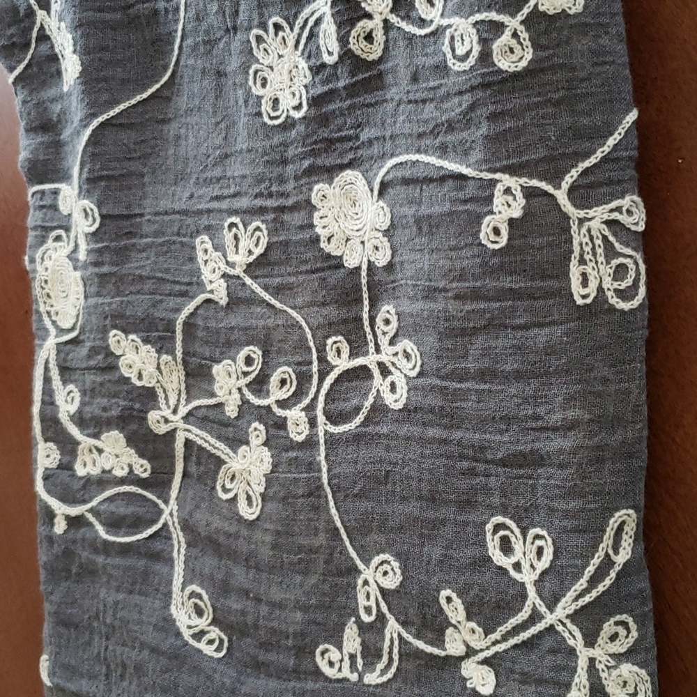 Embroidered scarf/ wrap - Picture 4 of 4